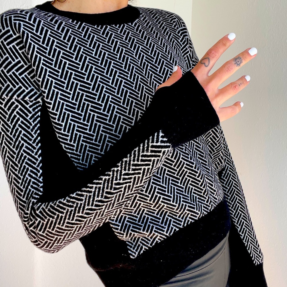 Lululemon Houndstooth Fitted Sweater with Thumb Loops